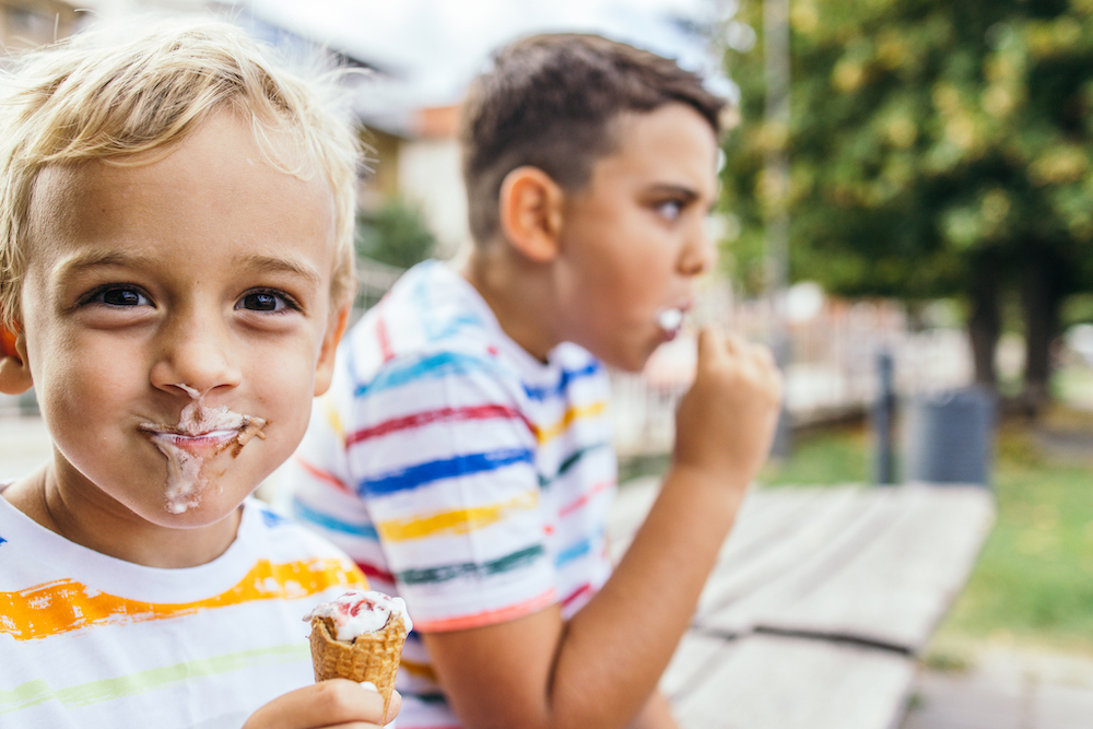 Kids eating ice cream 