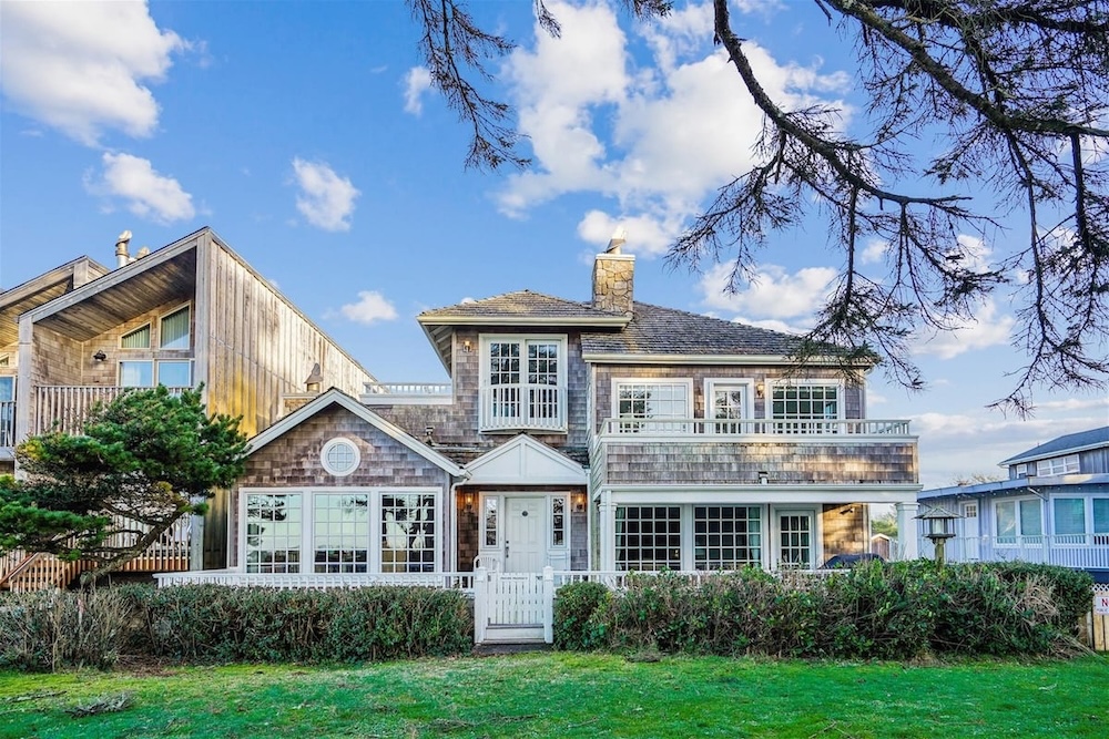 exterior view of cape cod style luxury home in cannon beach oregon